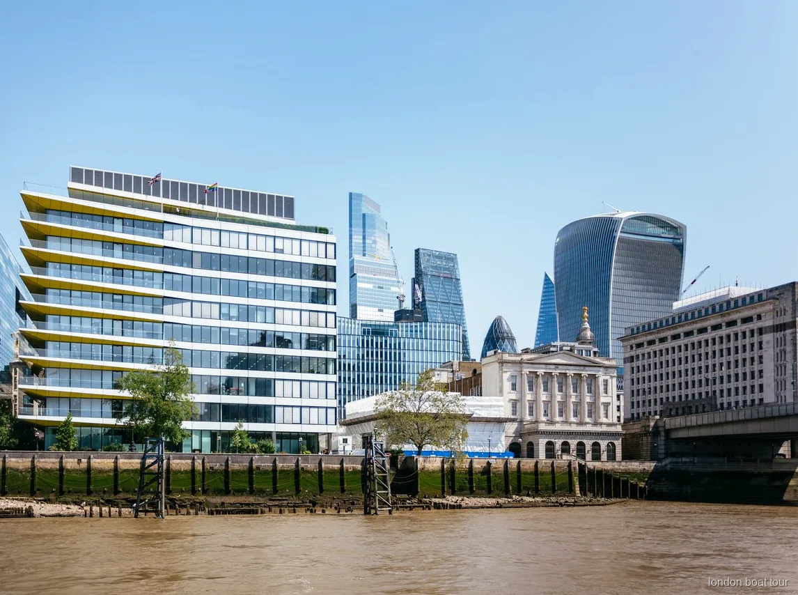 Łódź rejsu po Tamizie dopływająca do Greenwich Pier na końcu trasy