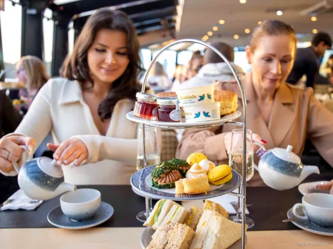 Etażerka z afternoon tea, kanapkami i scones serwowana na rejsie po Tamizie