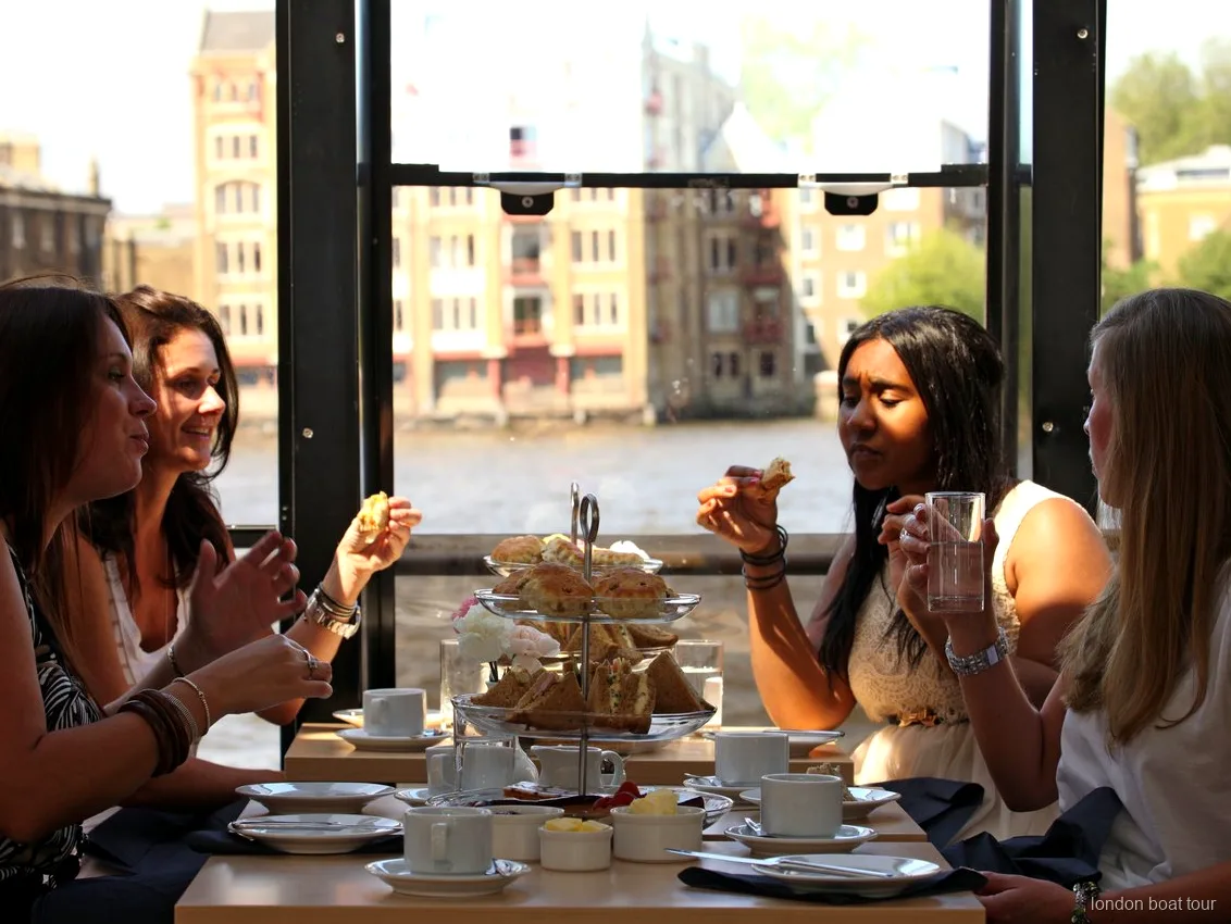 Piętrowa etażerka z ciastami podana podczas rejsu po Tamizie z afternoon tea