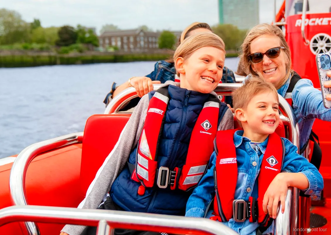 Speedboat ruszający z dużą prędkością mijając London Eye podczas rejsu po Tamizie