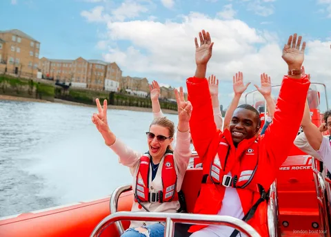 Speedboat wzbijający bryzgi wody blisko Tower Bridge podczas rejsu po Tamizie