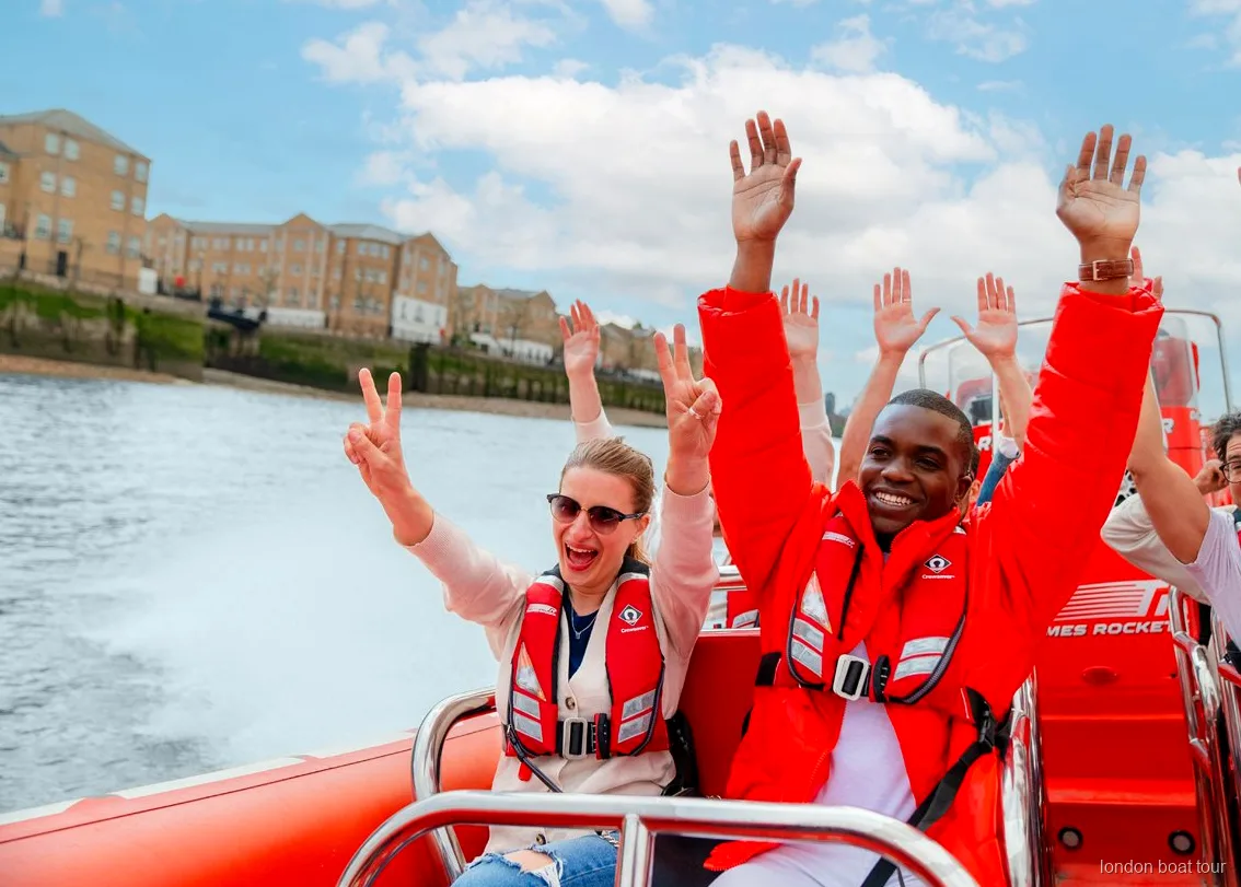 Speedboat wzbijający bryzgi wody blisko Tower Bridge podczas rejsu po Tamizie