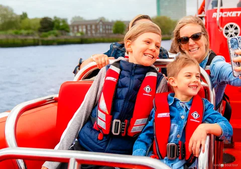 Schnellboot-Tour auf der Themse startet in hoher Geschwindigkeit vorbei am London Eye