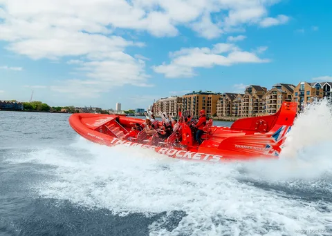 Passagiere mit Schwimmwesten auf einer schnellen Schnellboot-Tour auf der Themse in London