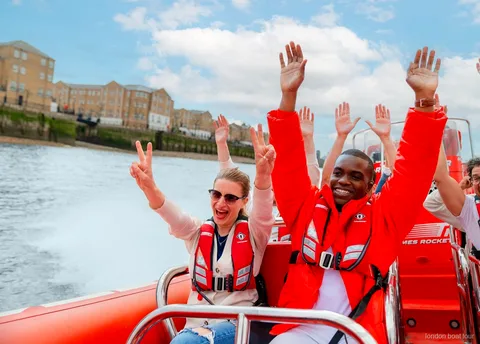 Schnellboot wirft Gischt auf nahe der Tower Bridge während einer Schnellboot-Tour
