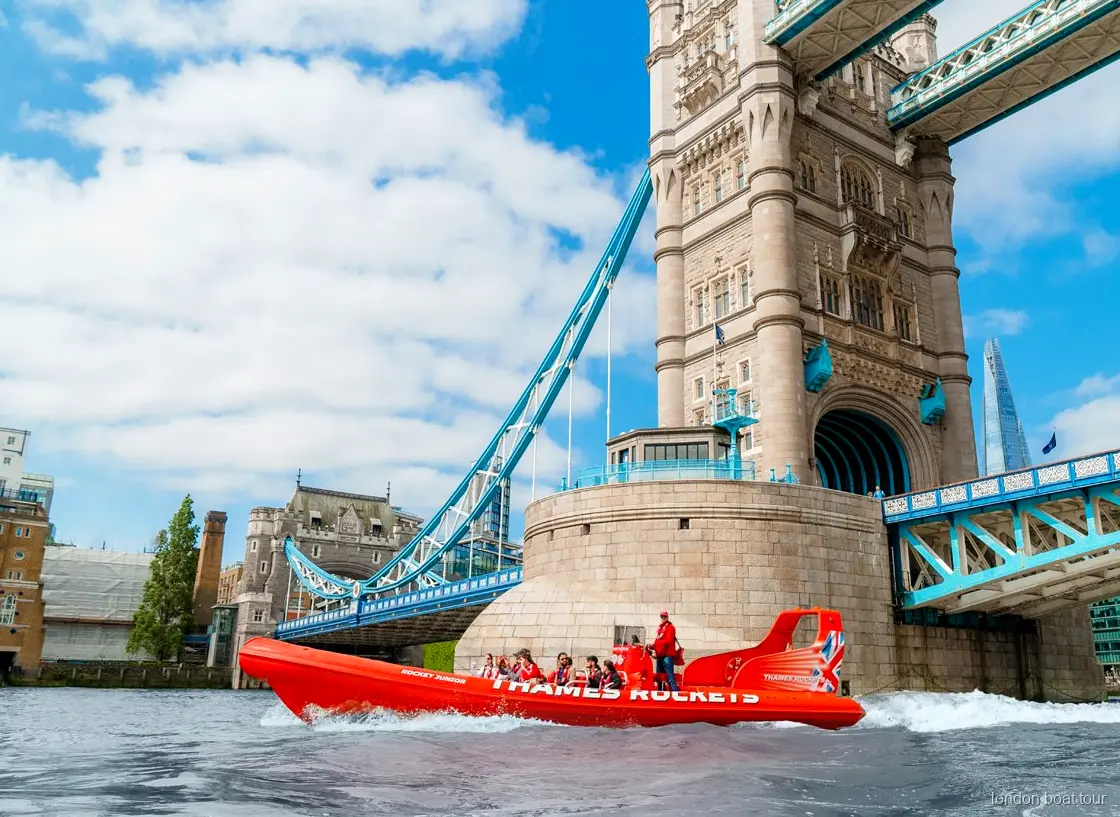 Guide der Schnellboot-Tour zeigt Londoner Wahrzeichen auf der Themse