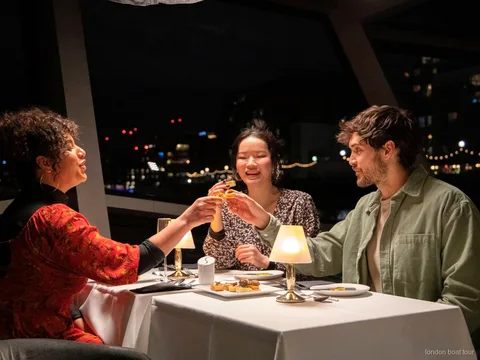 夜のテムズ川ディナークルーズで用意された3コースディナーのテーブル