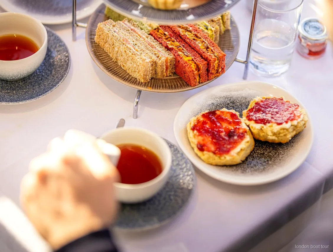 Tower Pier'dan kalkan Thames afternoon tea tekne turu teknesi