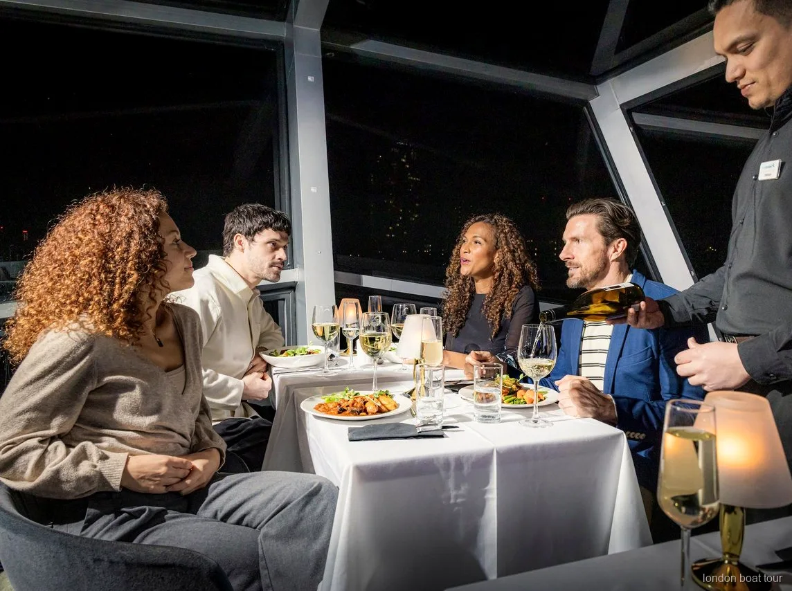 Westminster Pier'dan kalkan, geceleri ışıklandırılmış Thames akşam yemekli tekne turu teknesi