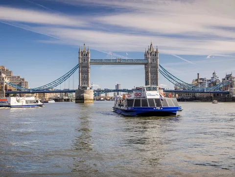 Londra'daki bir iskeleye yanaşan Thames hop-on hop-off tekne turu teknesi