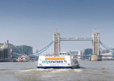 Bir Thames hop-on hop-off nehir turu teknesinden Tower Bridge manzarası