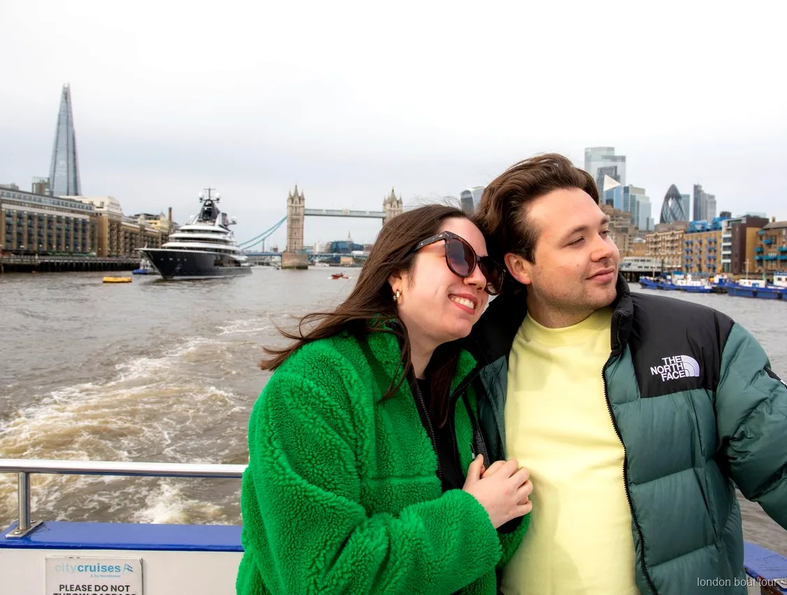 Londra'daki bir iskelede hop-on hop-off nehir turu teknesine binen yolcular