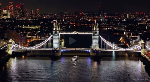 Thames ışıklı gece turu sırasında geceleri aydınlatılan bir köprü