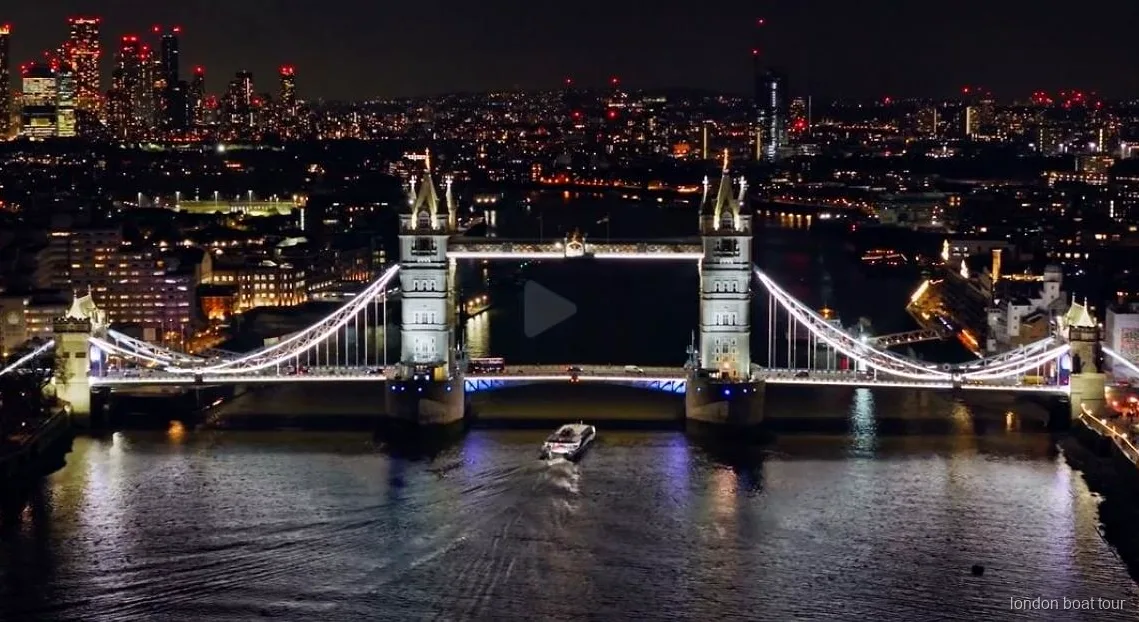 Thames ışıklı gece turu sırasında geceleri aydınlatılan bir köprü