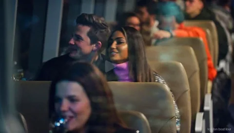 Gece turu için Tower Pier'dan ayrılan bir Uber Boat by Thames Clippers teknesi