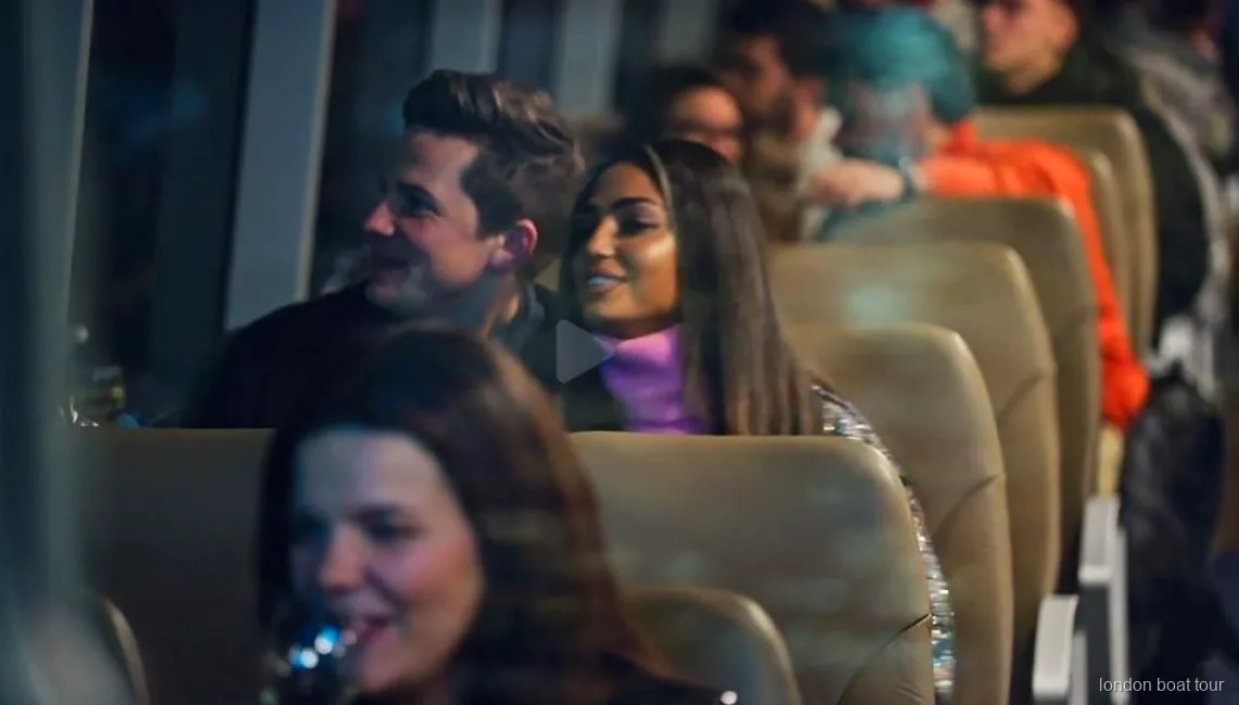 Gece turu için Tower Pier'dan ayrılan bir Uber Boat by Thames Clippers teknesi