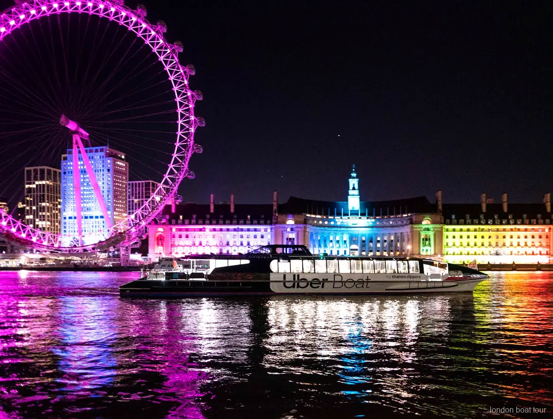 Thames ışıklı nehir turundan geceleri ışıklandırılmış Londra ufuk çizgisi