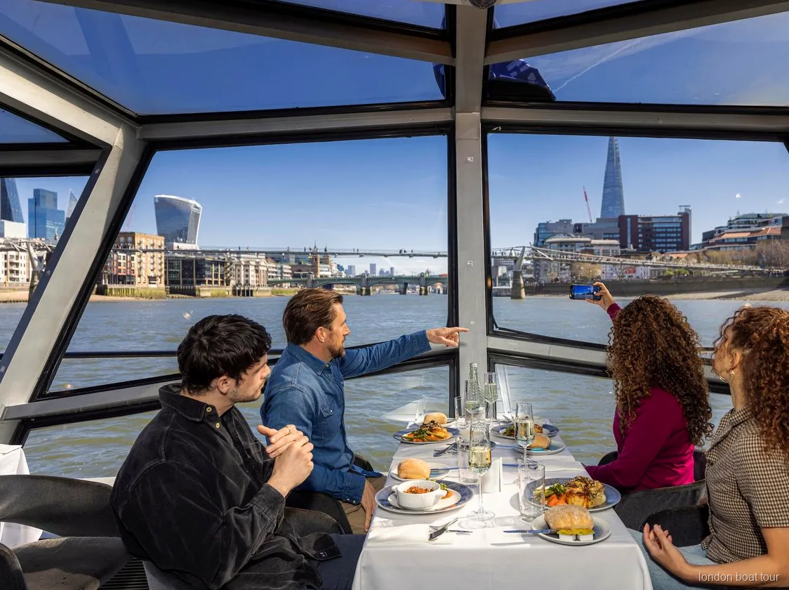 Londra'daki bir Thames öğle yemeği tekne turunda 2 çeşit yemek için hazırlanmış masa