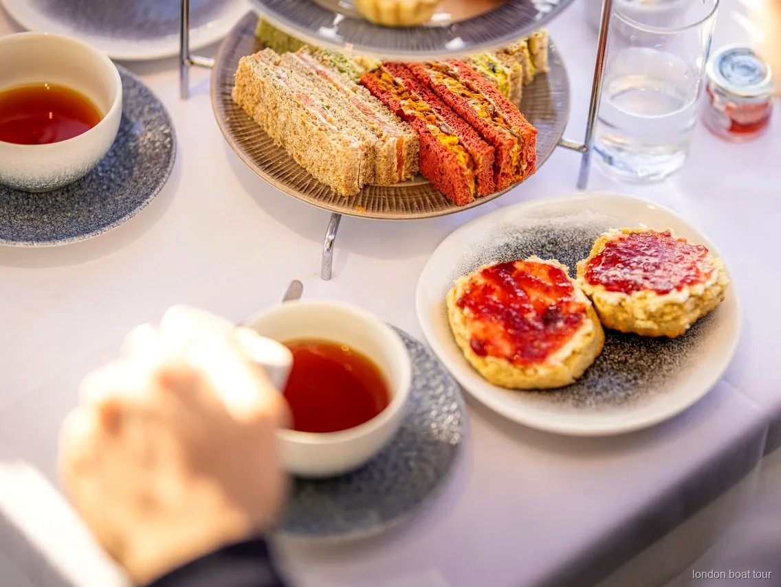 Boot van de afternoon tea cruise vertrekt bij Tower Pier in Londen