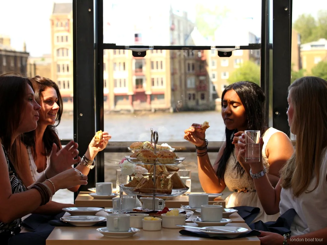 Getrapte taartstandaard geserveerd tijdens een afternoon tea ervaring op de Theems