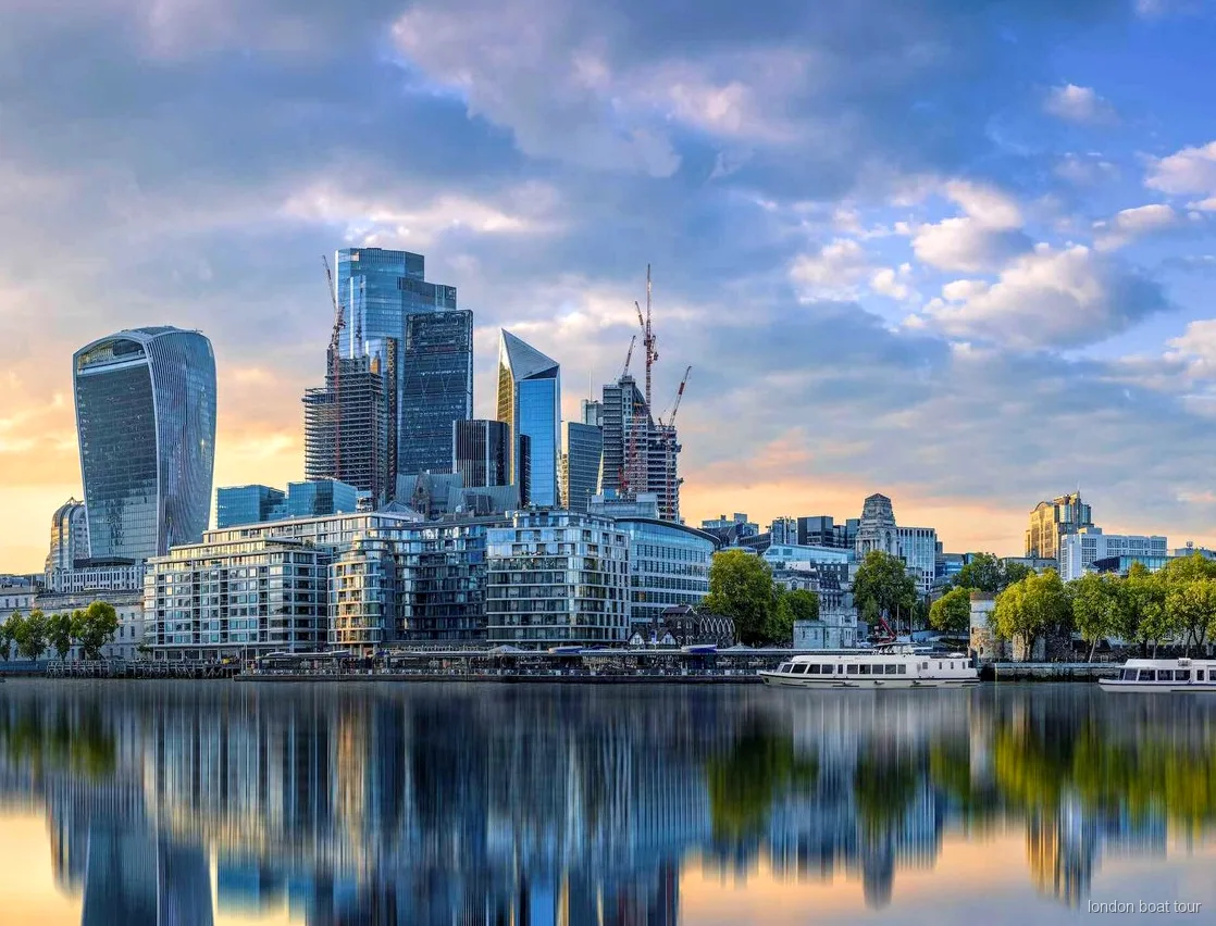 Boottocht Londen boot passeert Tower Bridge op de route van Westminster naar Greenwich