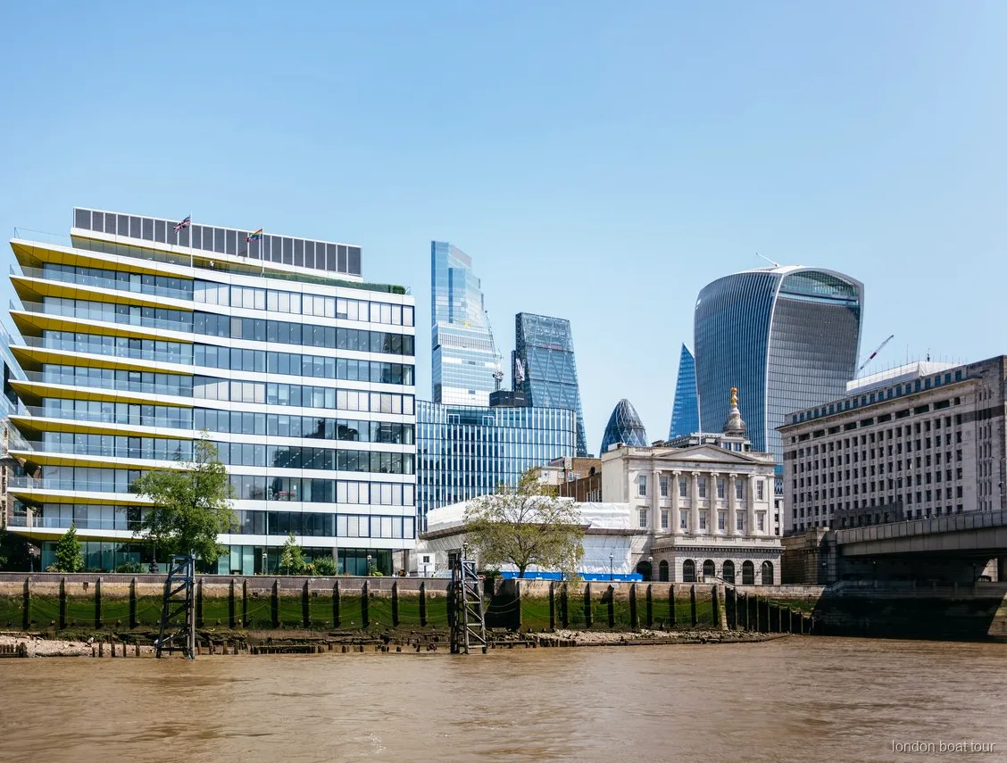 Boottocht Theems nadert Greenwich Pier aan het einde van de tocht vanuit Londen