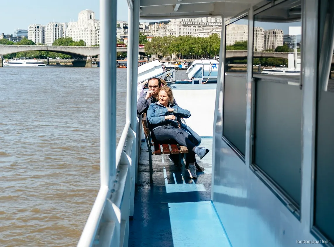 Verwarmde binnensalon aan boord van een boottocht op de Theems in Londen