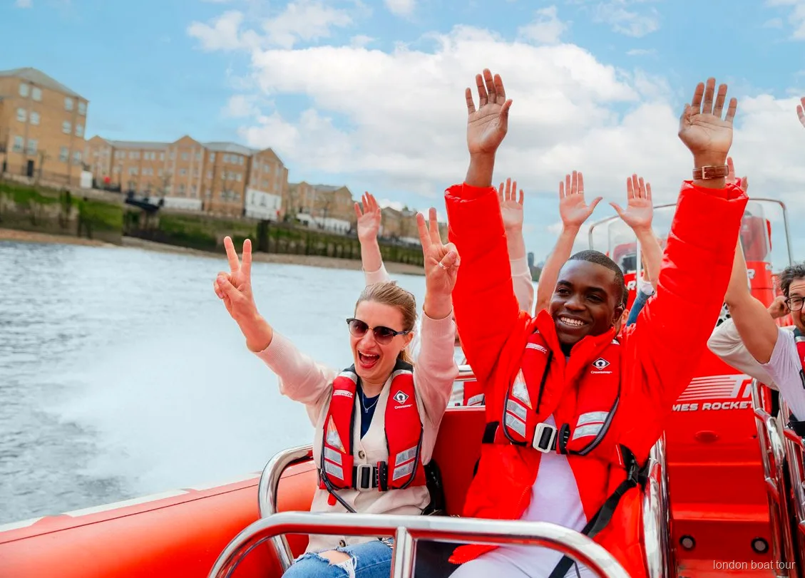 Theems speedboot gooit spetters op bij Tower Bridge tijdens een speedboottocht