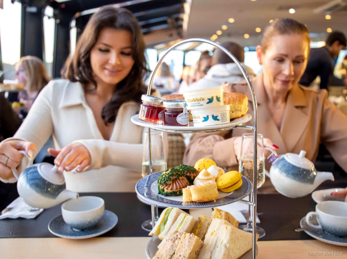 Etagere mit Sandwiches und Scones, serviert auf einer Themse Bootsfahrt mit Afternoon Tea