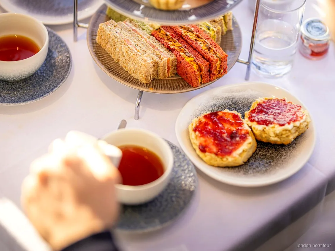 Boot der Themse Afternoon Tea Kreuzfahrt bei der Abfahrt vom Tower Pier in London