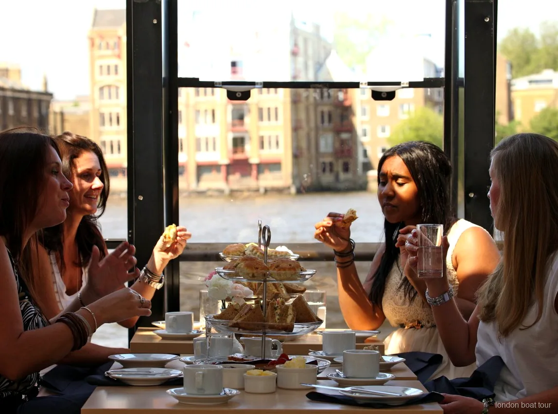 Etagere während eines Afternoon Tea auf einer Themse Bootsfahrt