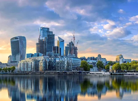 Themse Bootsfahrt vorbei an der Tower Bridge auf der Route von Westminster nach Greenwich in London