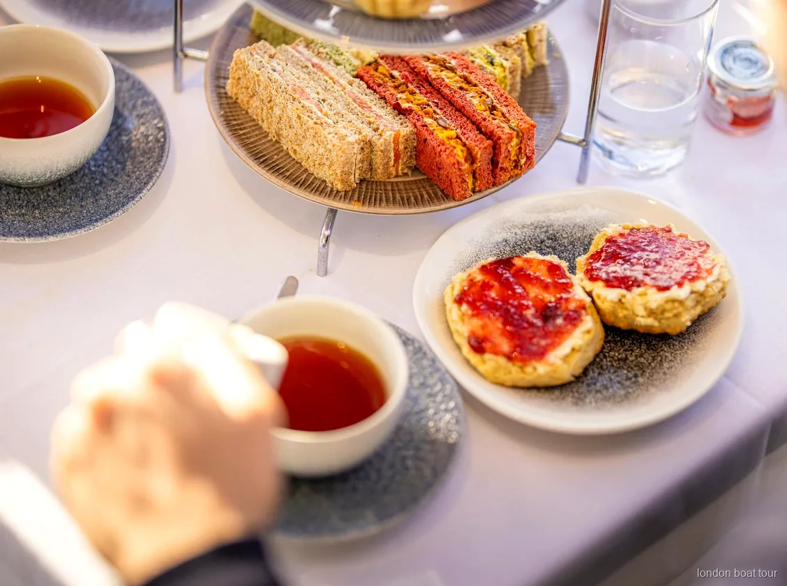 Afternoon tea sejltursbåd afgår fra Tower Pier i London