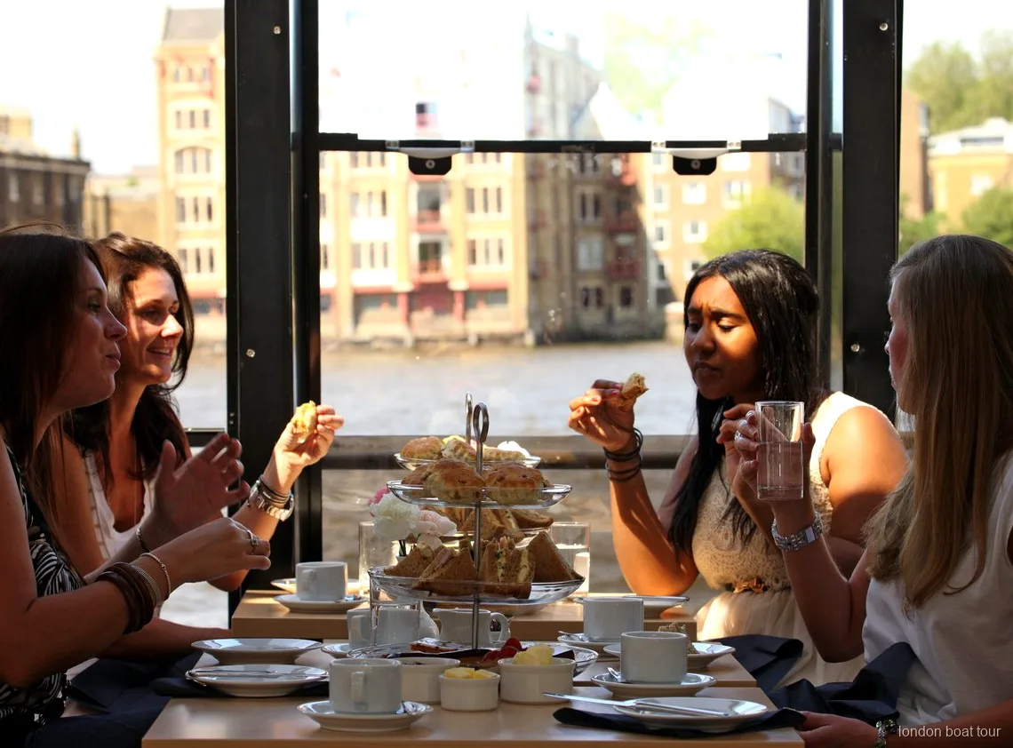 Etageret kagefad serveret under en afternoon tea oplevelse på en sejltur på Themsen