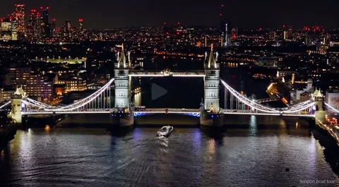 Verlichte brug op de Theems tijdens de nachtcruise in Londen