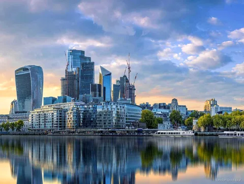 Flodkryssningsbåt som passerar Tower Bridge på rutten Westminster till Greenwich i London