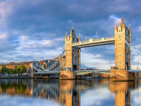 Utsikt över Houses of Parliament från en båttur på Themsen i London