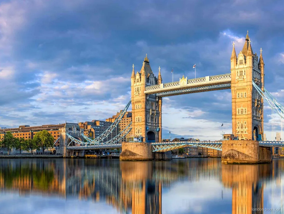 Utsikt över Houses of Parliament från en båttur på Themsen i London