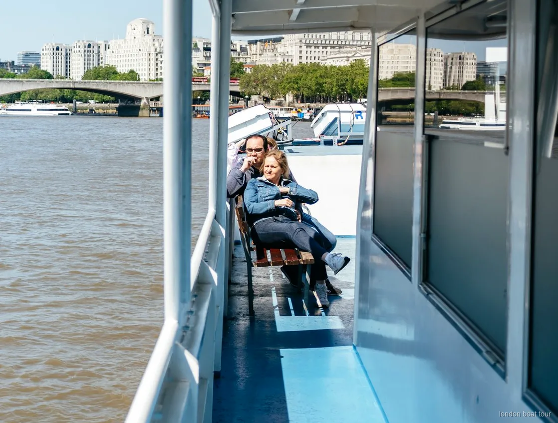 Inomhussalong med sittplatser på en sightseeingkryssning på Themsen i London