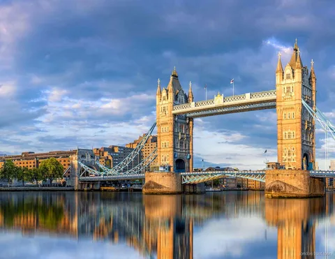 Bir Londra tekne turundan River Thames üzerinde Houses of Parliament manzarası