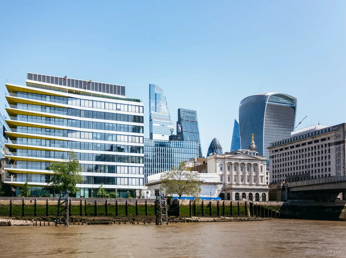 Londra tekne turunun sonunda Greenwich Pier'a yaklaşan Thames nehir turu teknesi