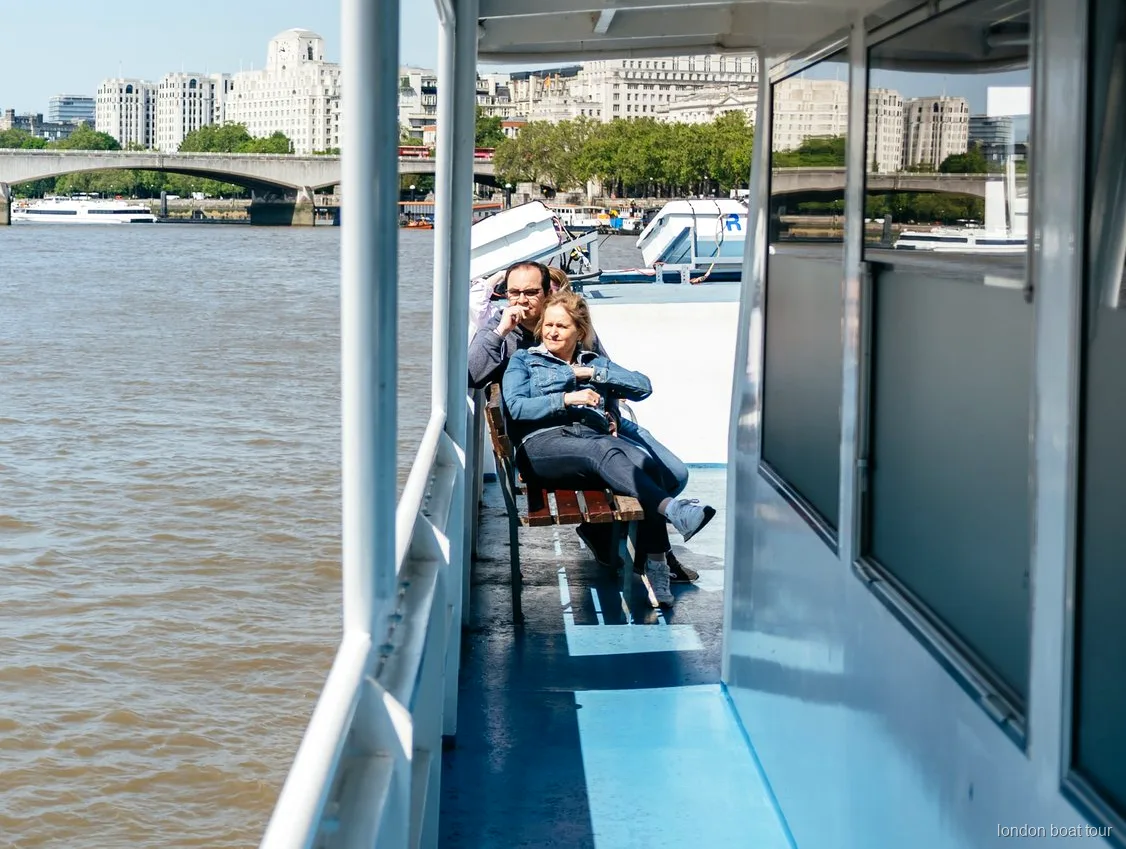 Londra'daki bir Thames gezinti turu teknesinde ısıtmalı iç salon oturma alanı